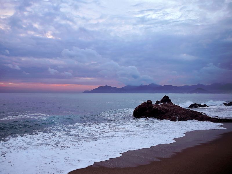 Plage privée à Cannes pendant un coucher de soleil